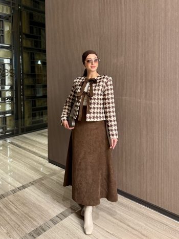 بدلة تنورة إليسا بلون بني داكن