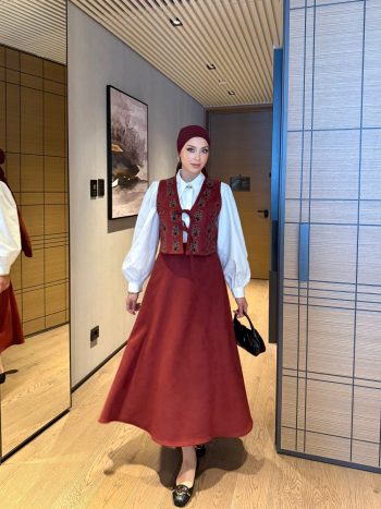 Gökçe Skirt Suit in Burgundy