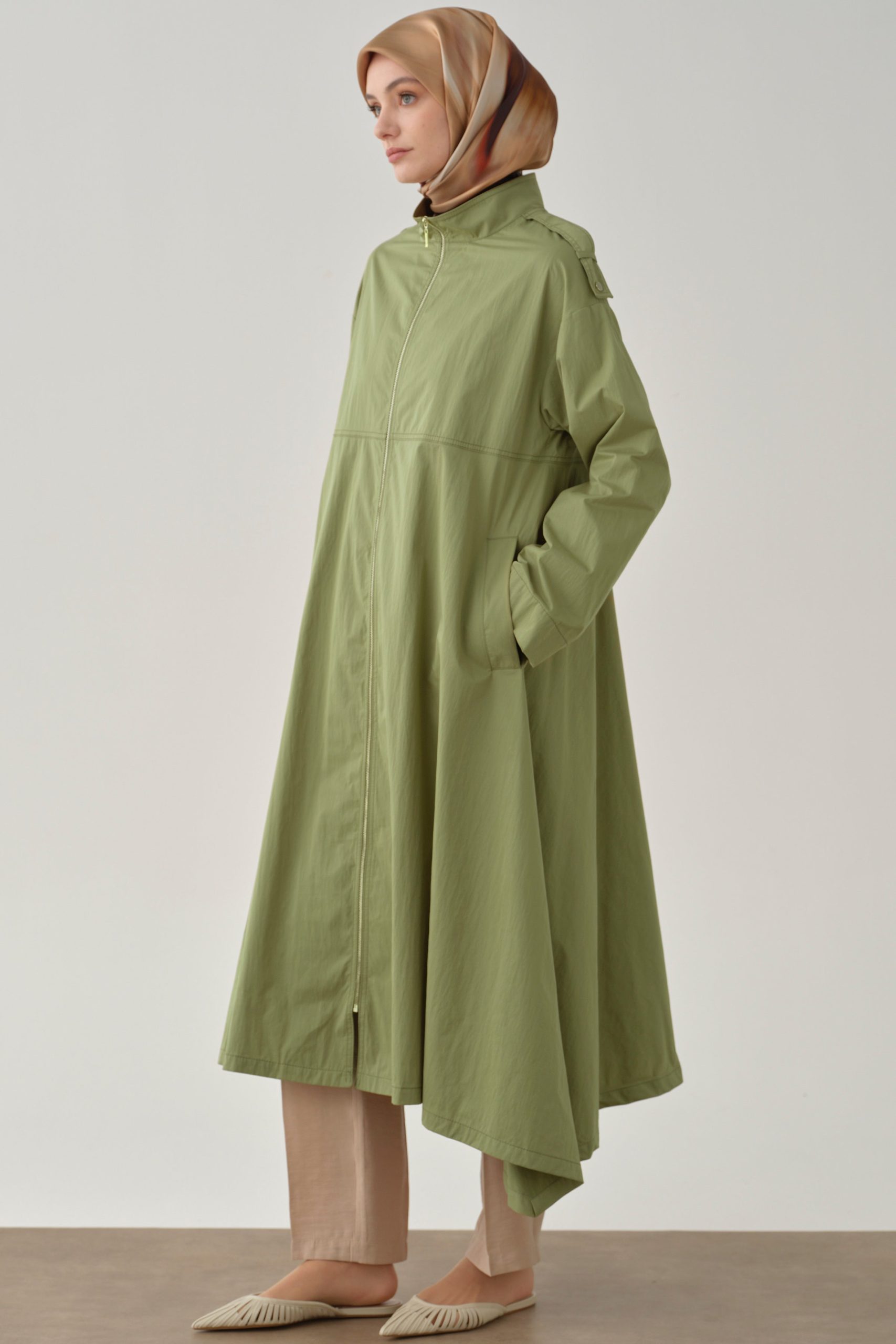 asimetrik-kesim-dusuk-kol-yagmurluk-olive-98003.jpg