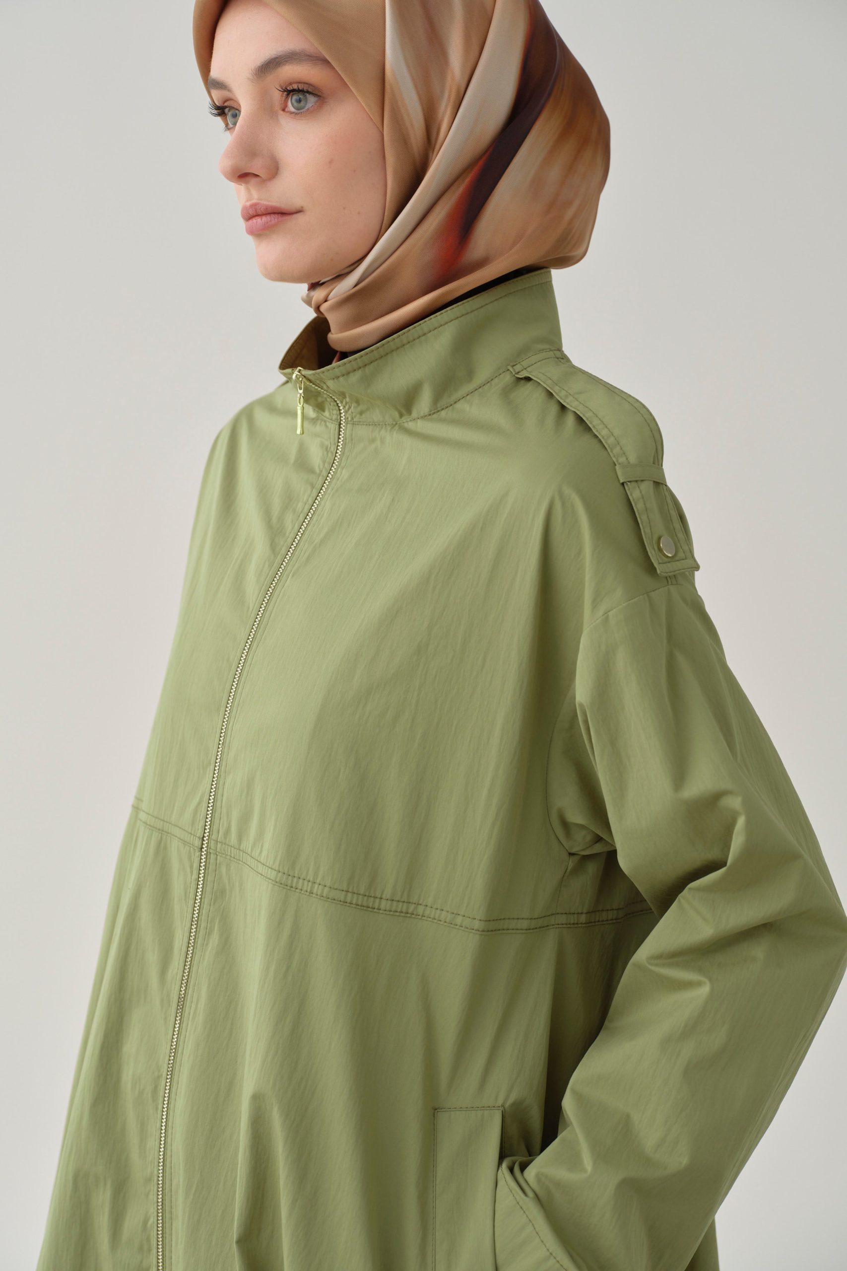 asimetrik-kesim-dusuk-kol-yagmurluk-olive-98007.jpg