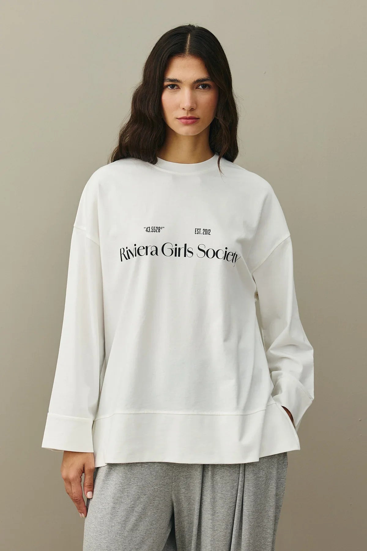 baskili-kalin-katlamali-sweatshirt-ekru-25992.jpg