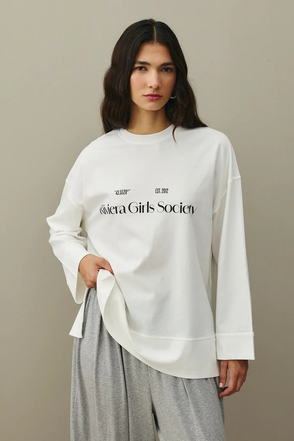 baskili-kalin-katlamali-sweatshirt-ekru-25993.jpg
