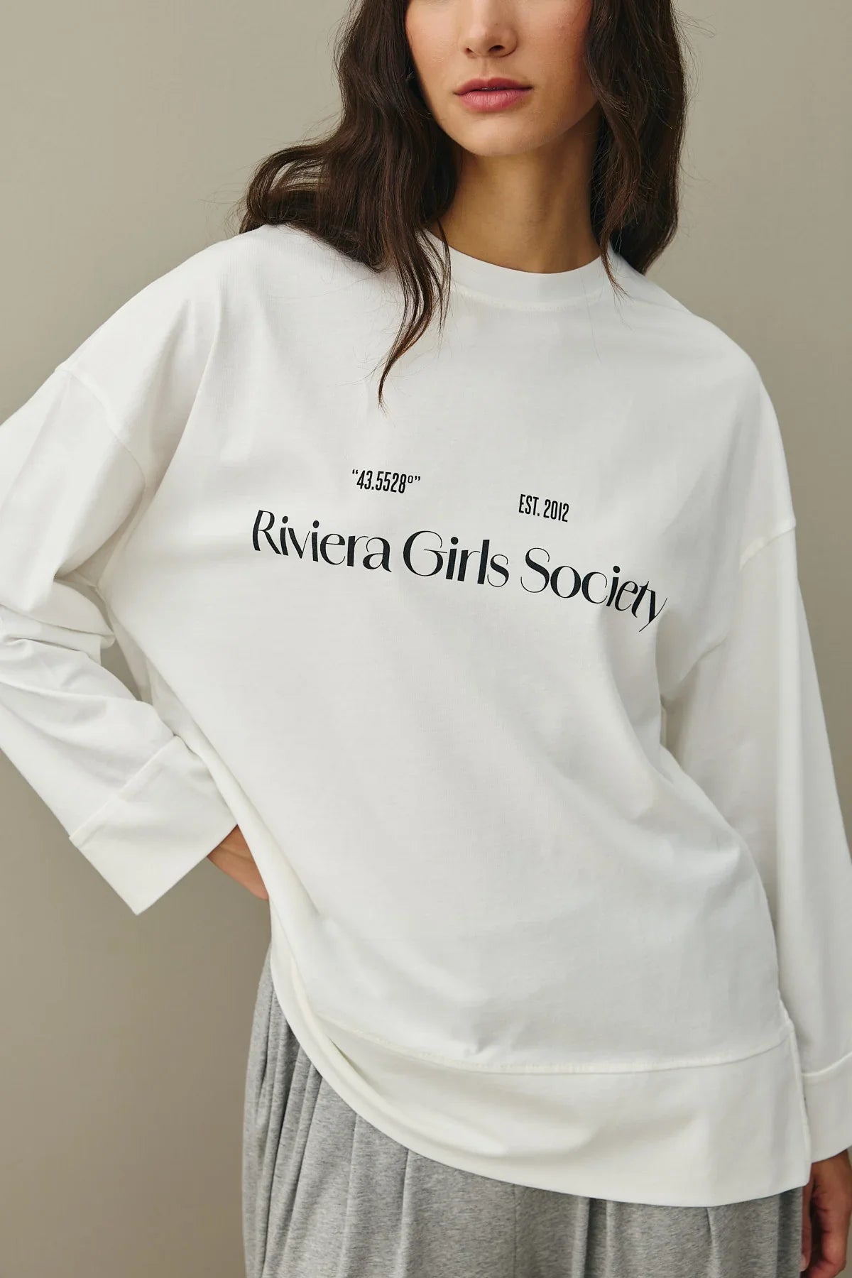 baskili-kalin-katlamali-sweatshirt-ekru-25995.jpg