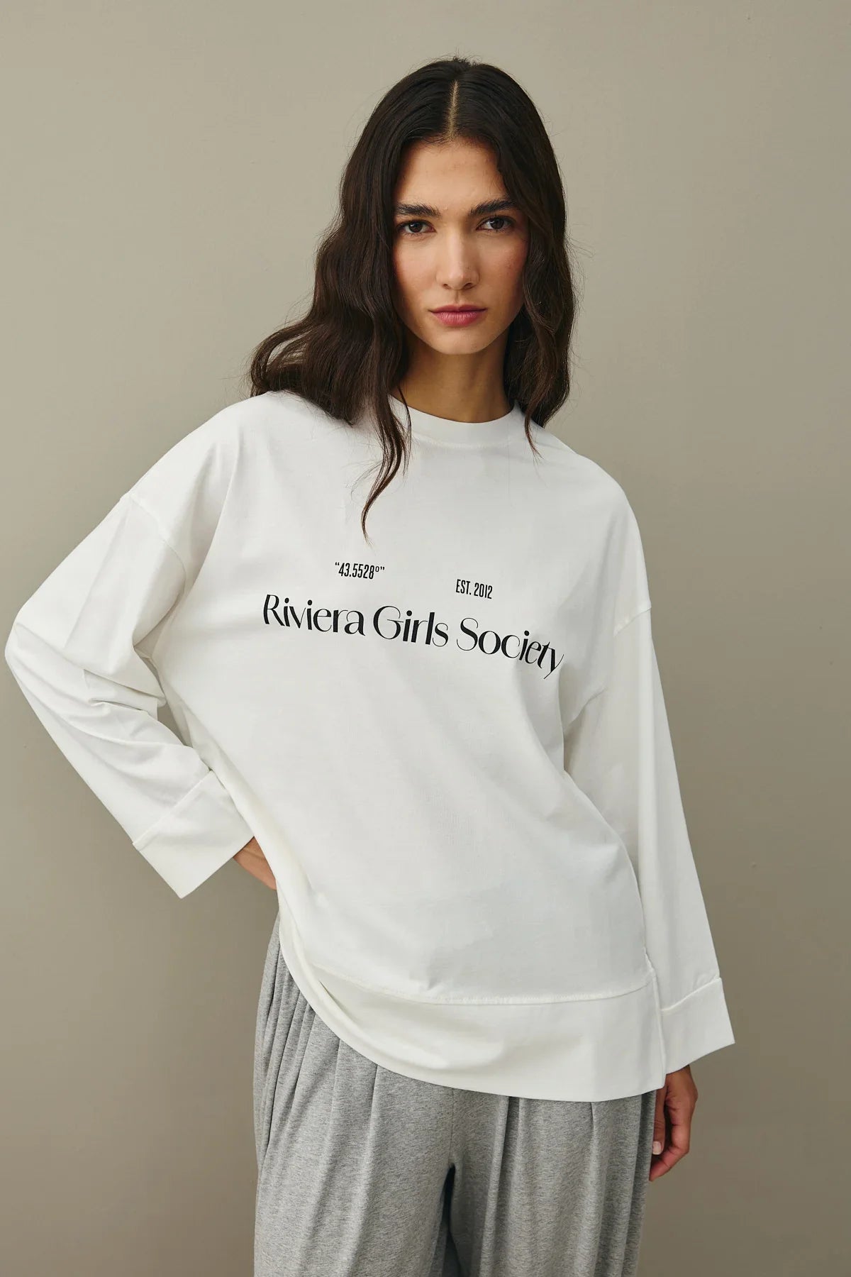 baskili-kalin-katlamali-sweatshirt-ekru-25996.jpg