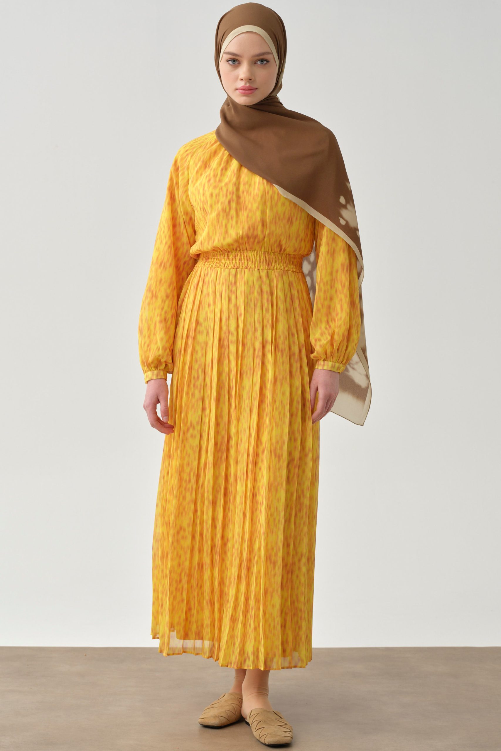 bel-lastikli-pliseli-elbise-sari-95906.jpg