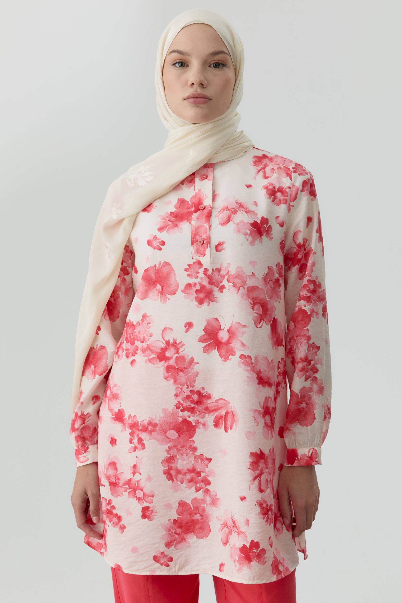 cicek-desenli-yirtmacli-tunik-pembe-103105.jpg