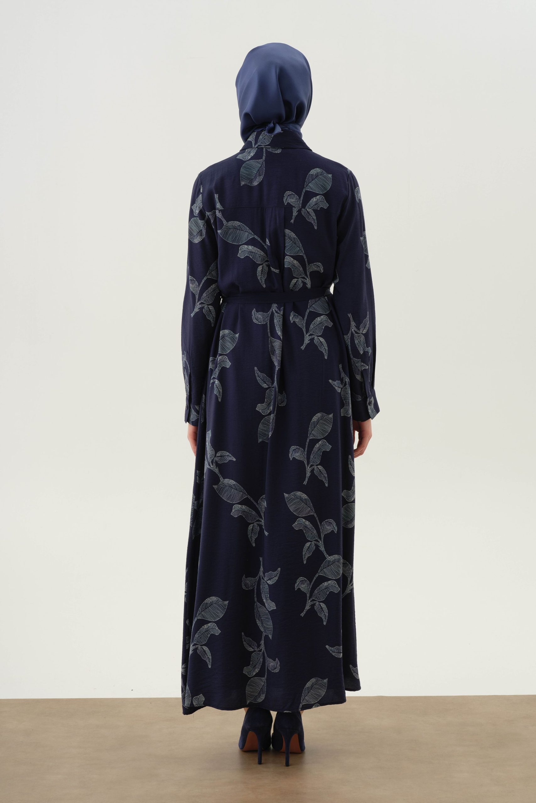 floral-yaprak-desenli-elbise-lacivert-99237.jpg