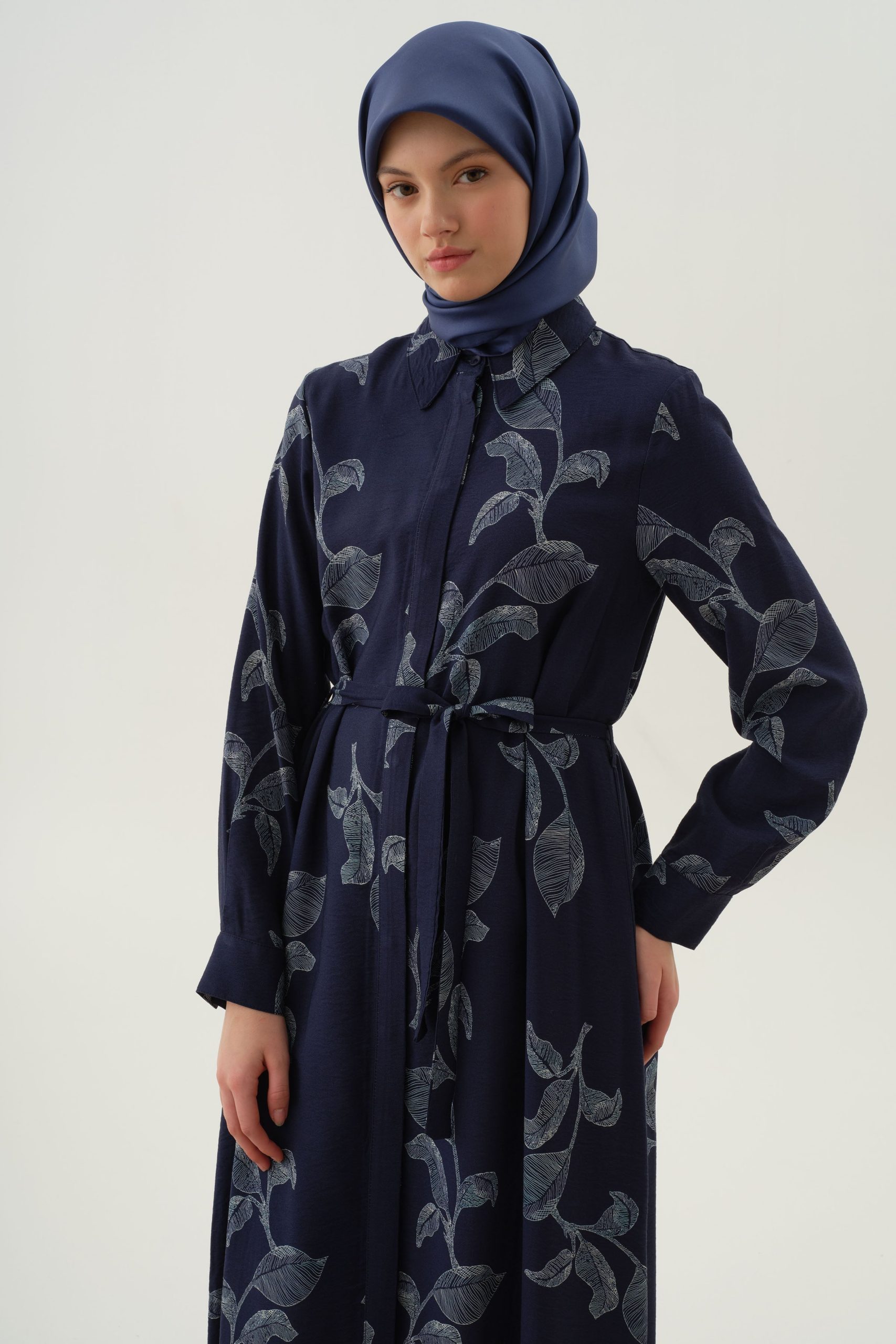 floral-yaprak-desenli-elbise-lacivert-99240.jpg
