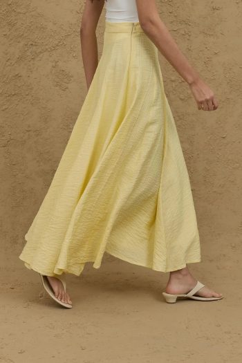 تنورة طبقات متموجة باللون الأصفر