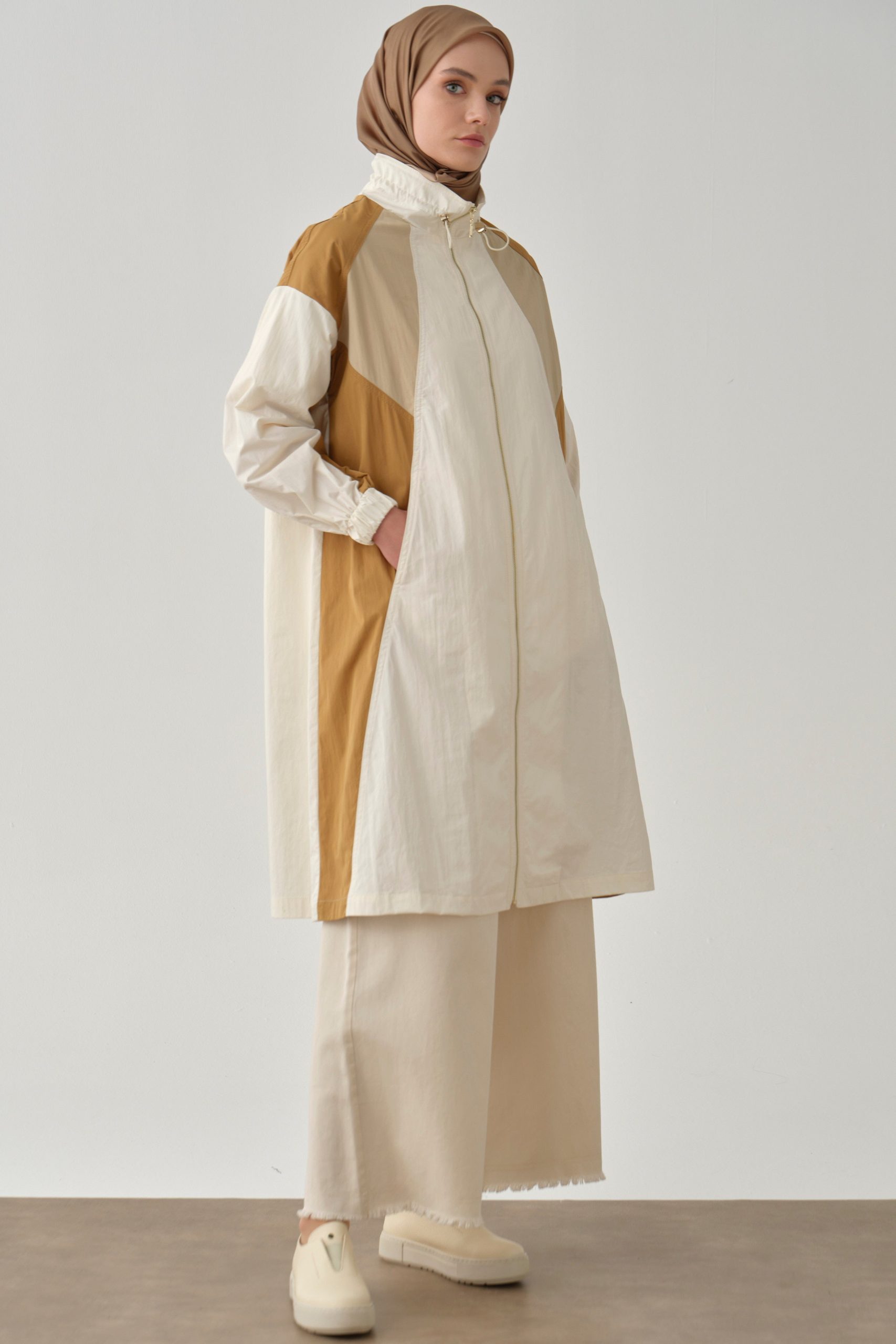 kesik-detayli-yagmurluk-ekru-camel-98428.jpg