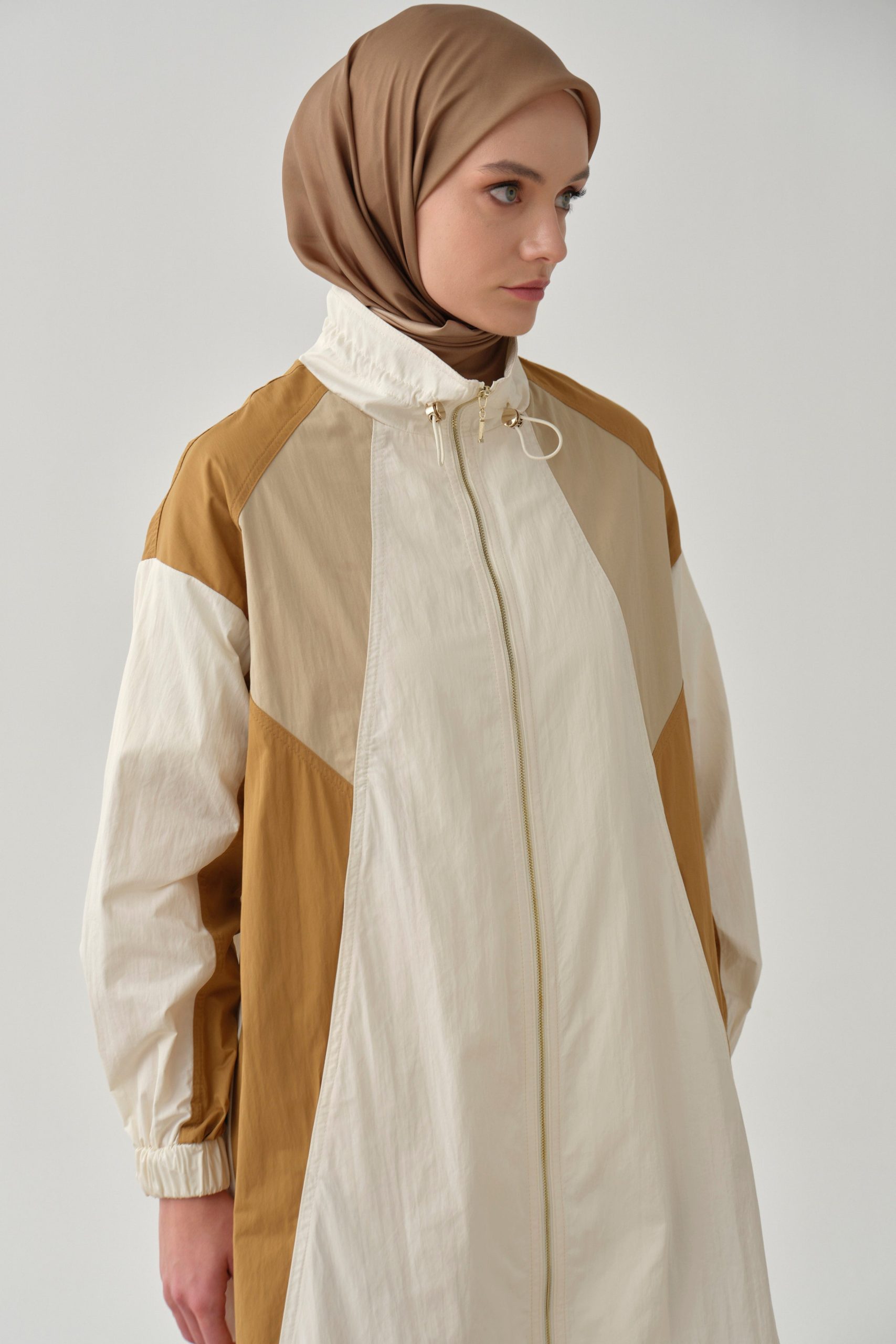 kesik-detayli-yagmurluk-ekru-camel-98429.jpg