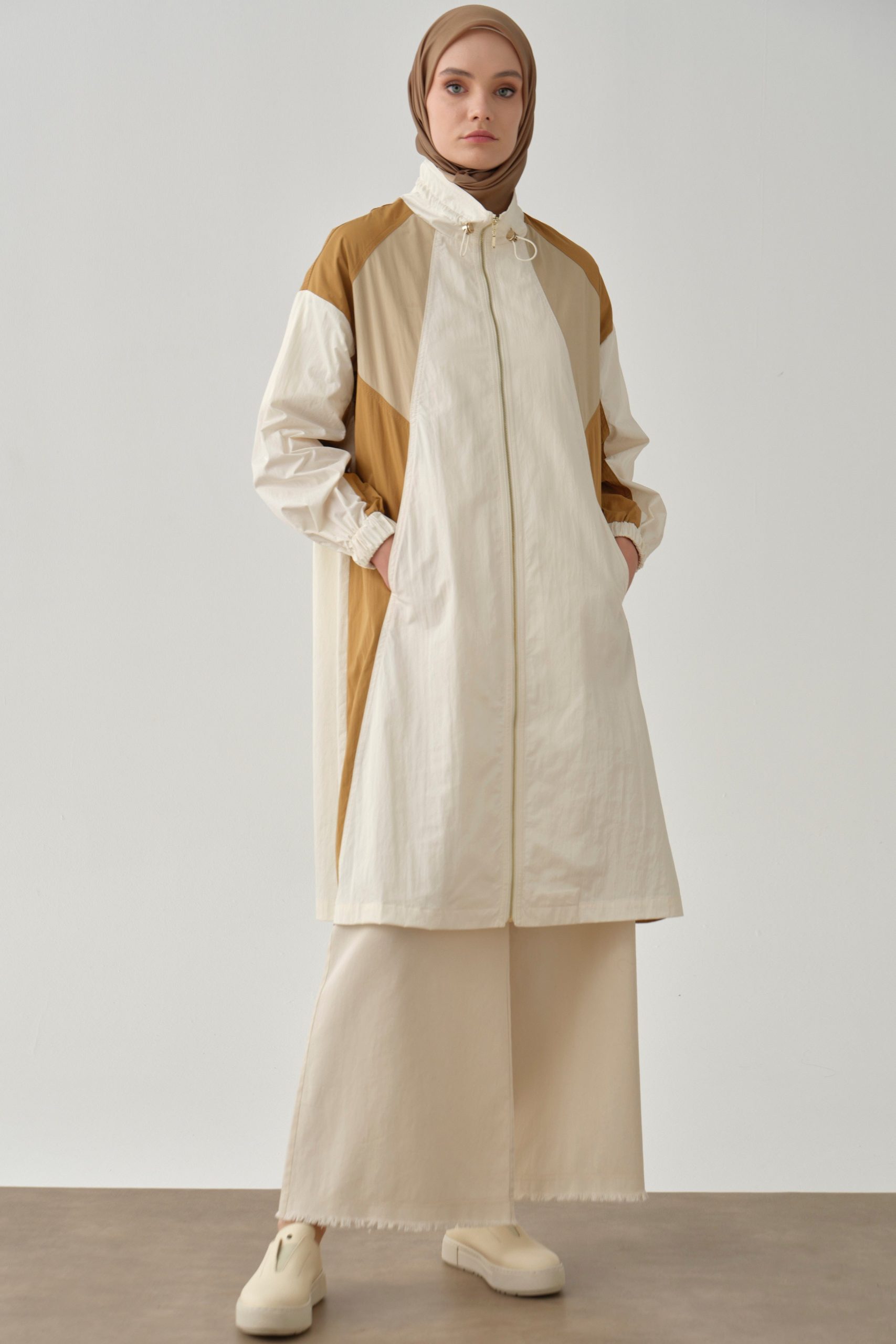 kesik-detayli-yagmurluk-ekru-camel-98431.jpg