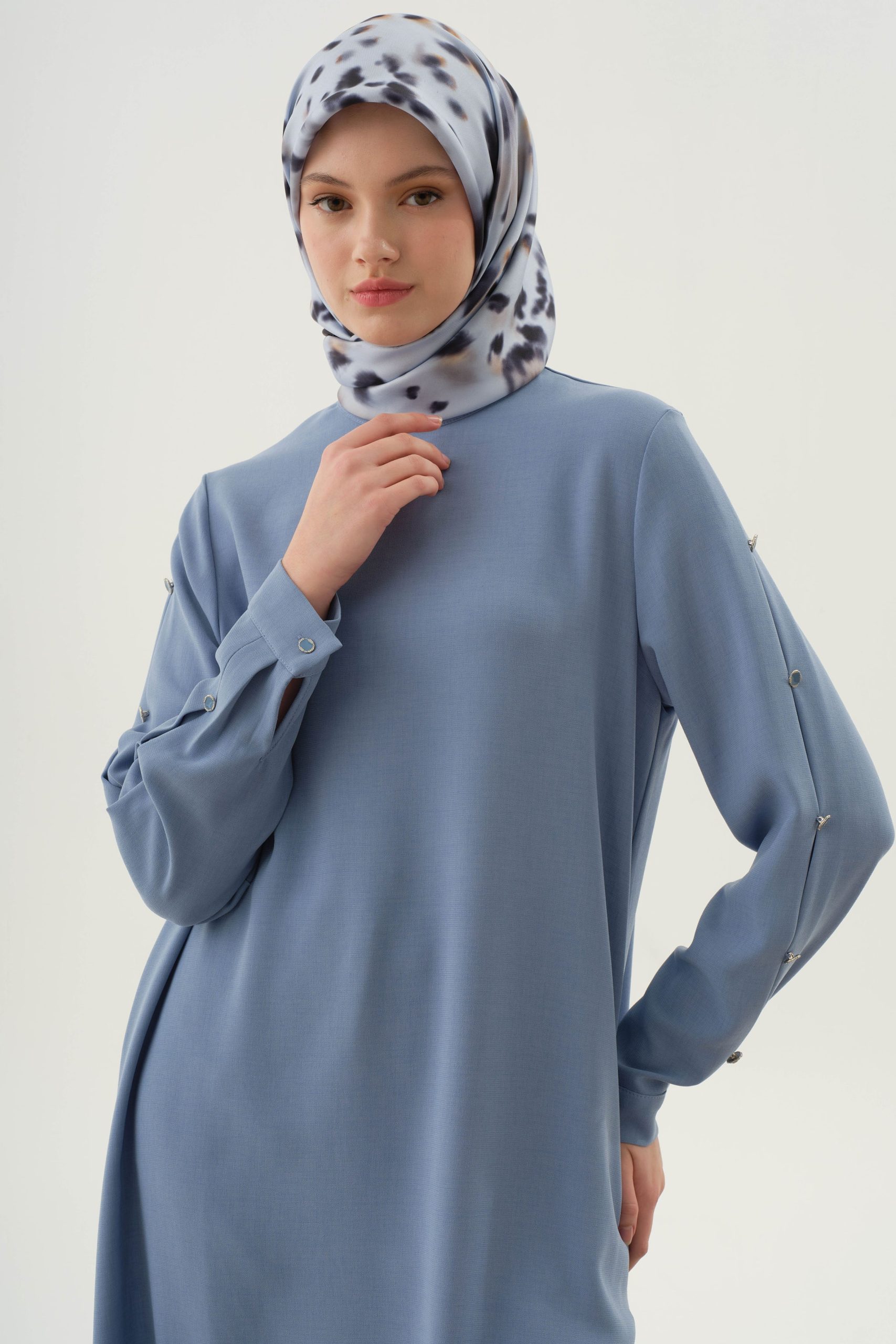 kollar-plikase-dugme-detayli-tunik-acik-mavi-100510.jpg