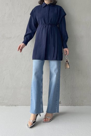 Line Shirt in Navy Blue