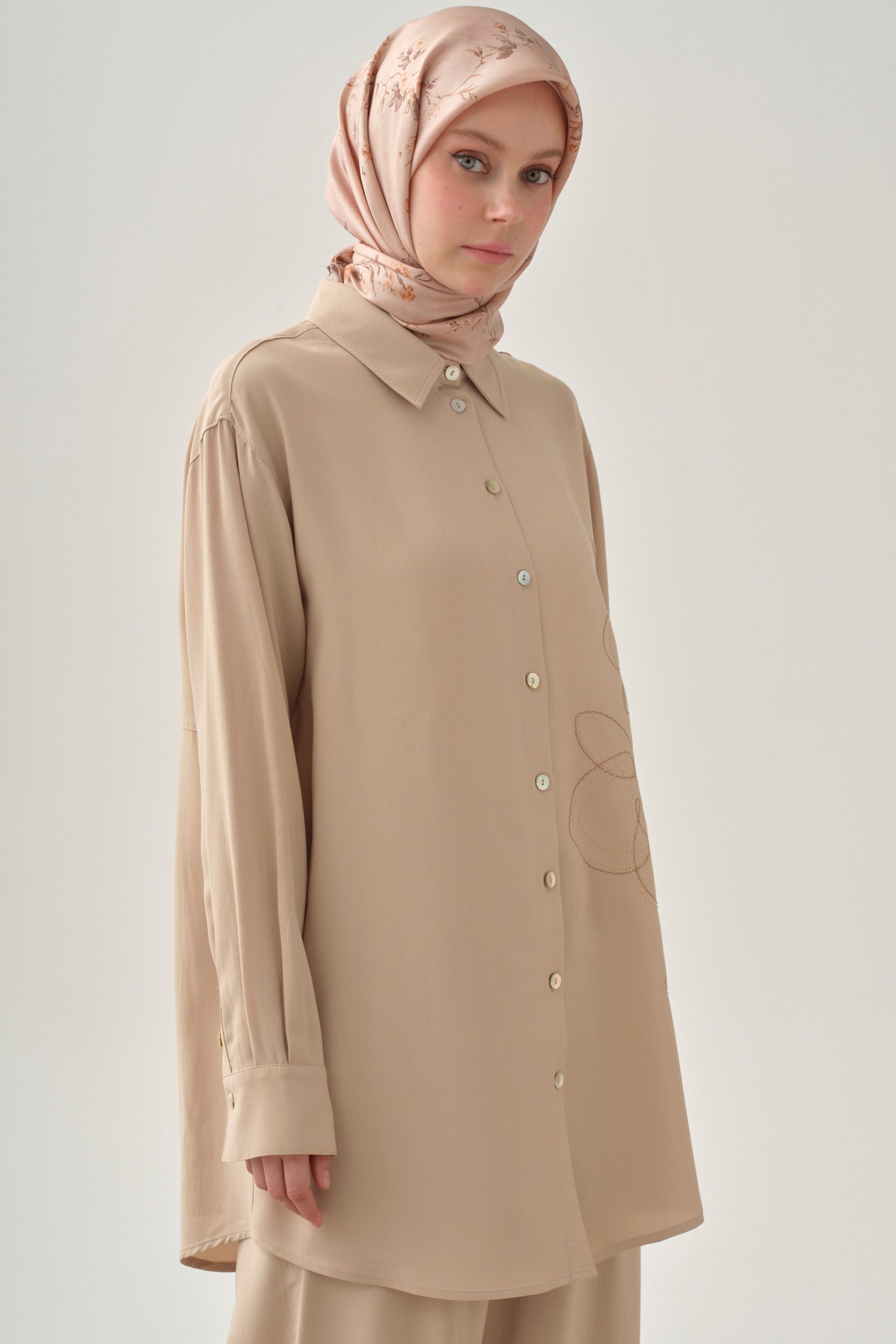 nakisli-dusuk-kollu-gomlek-bej-102320.jpg