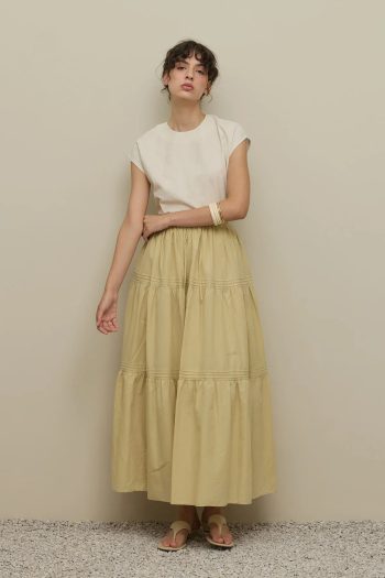 تنورة ماكسي مطوية باللون الأصفر الفاتح