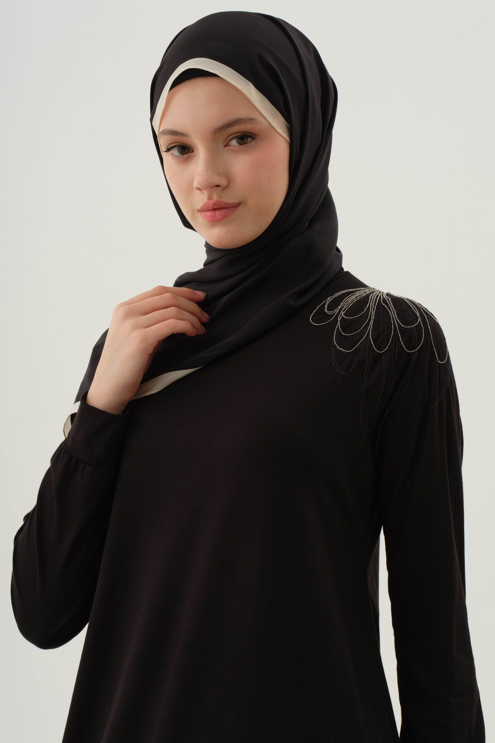 omuzu-islemeli-tunik-siyah-100523.jpg
