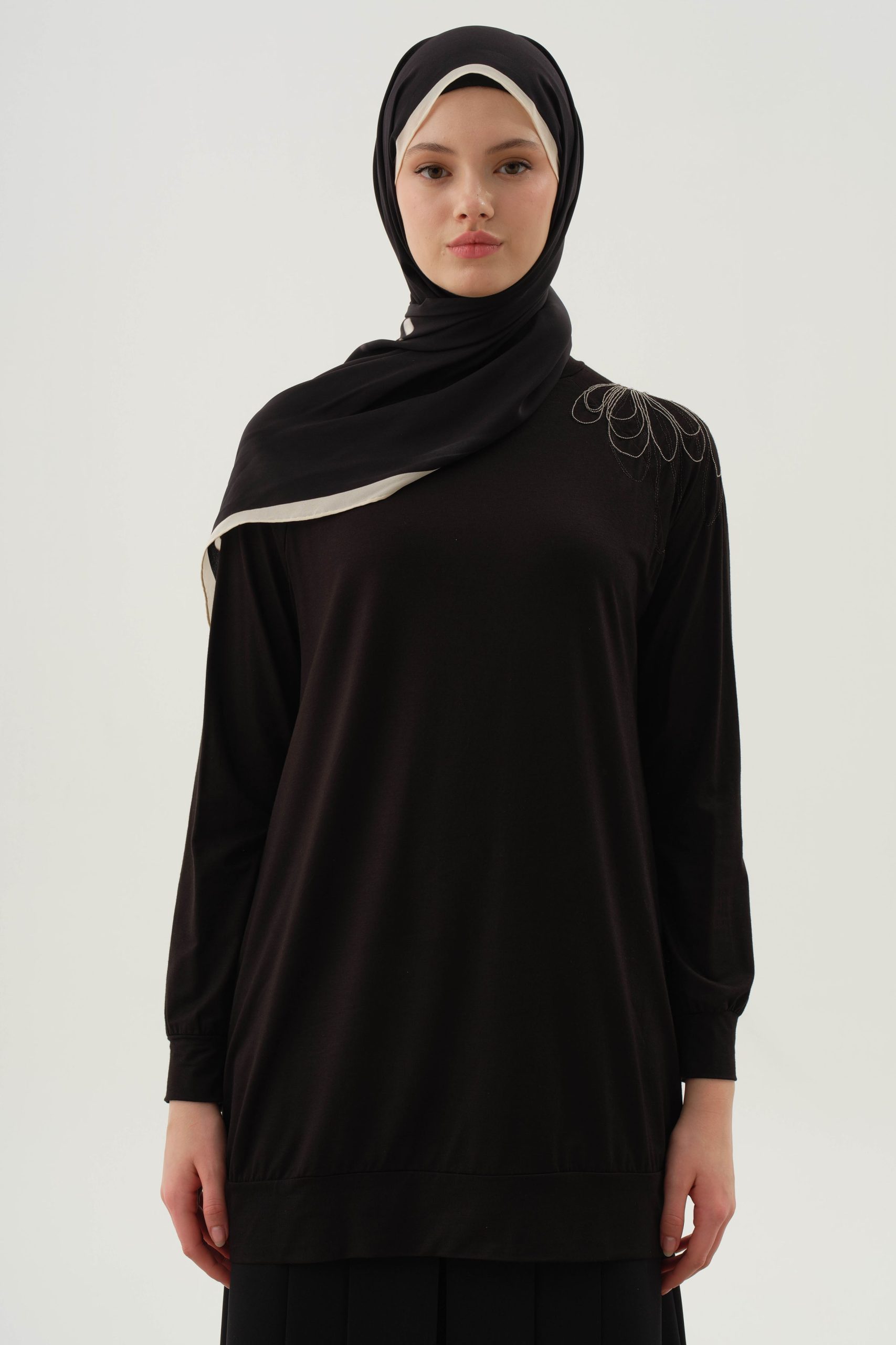 omuzu-islemeli-tunik-siyah-100524.jpg