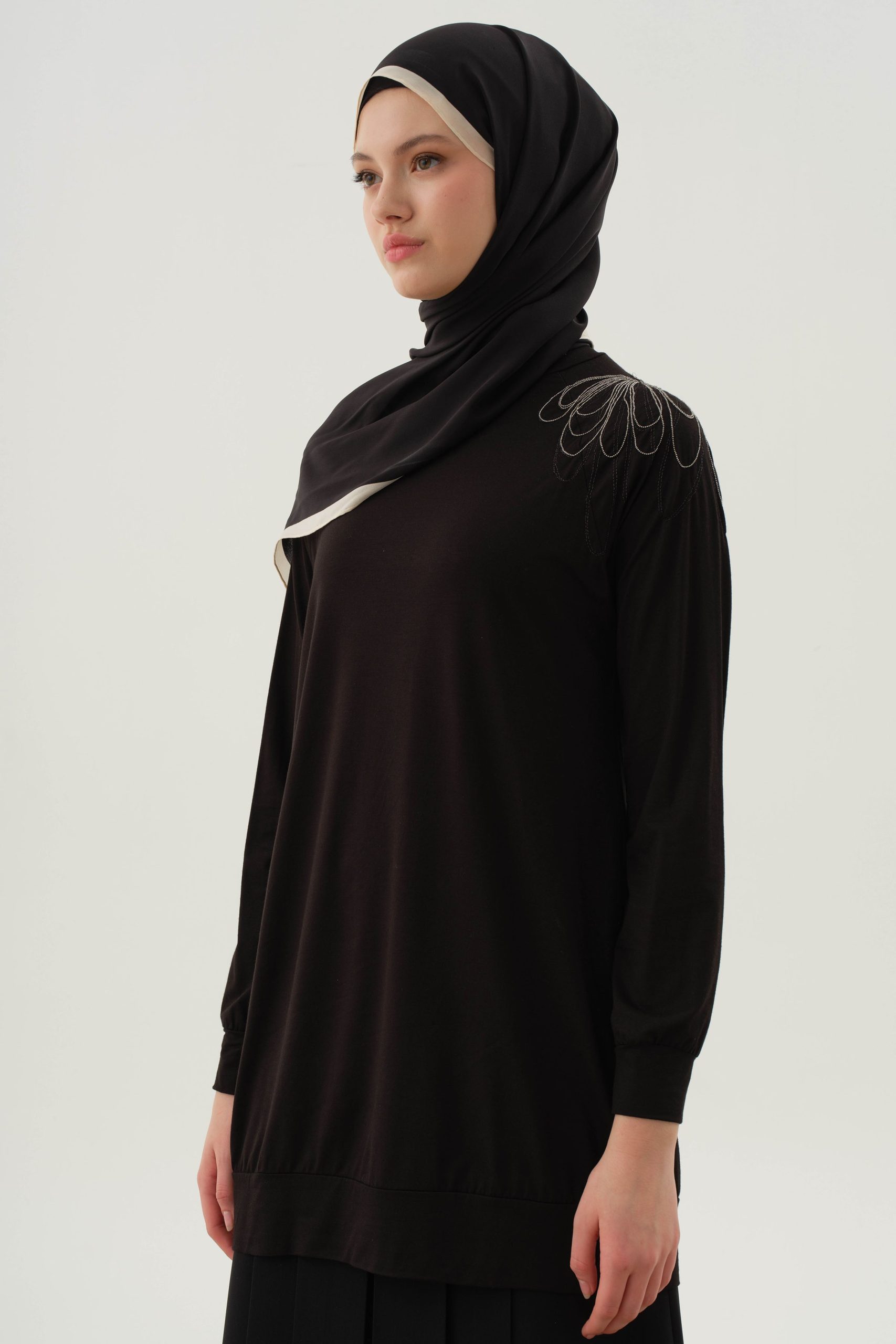 omuzu-islemeli-tunik-siyah-100525.jpg