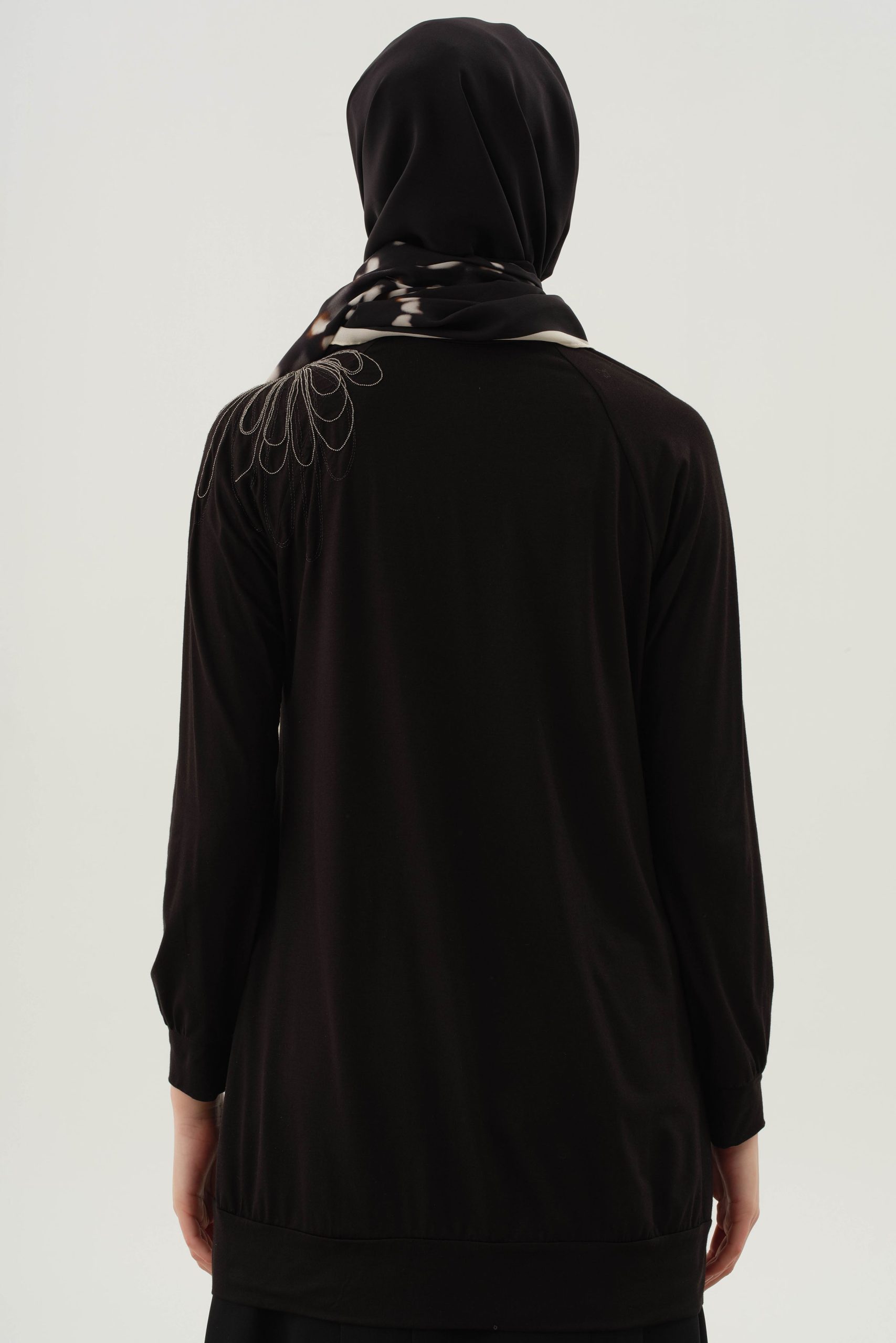 omuzu-islemeli-tunik-siyah-100526.jpg