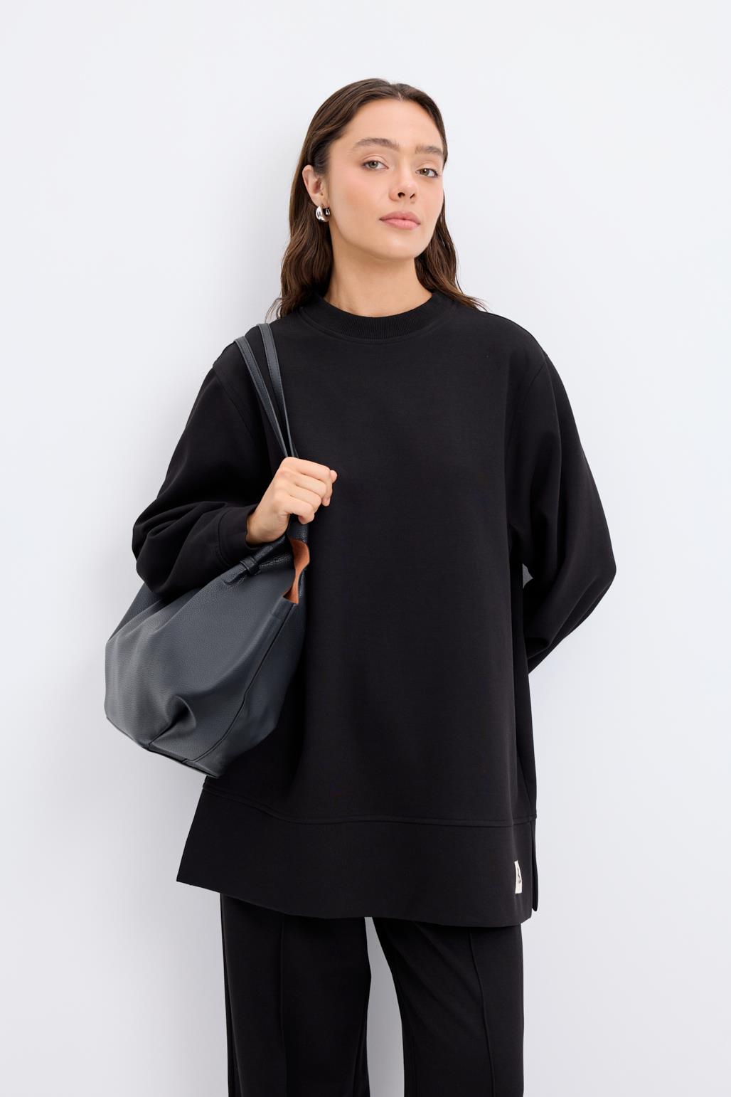oversize-yandan-yirtmacli-sweatshirt-siyah-17197.jpg