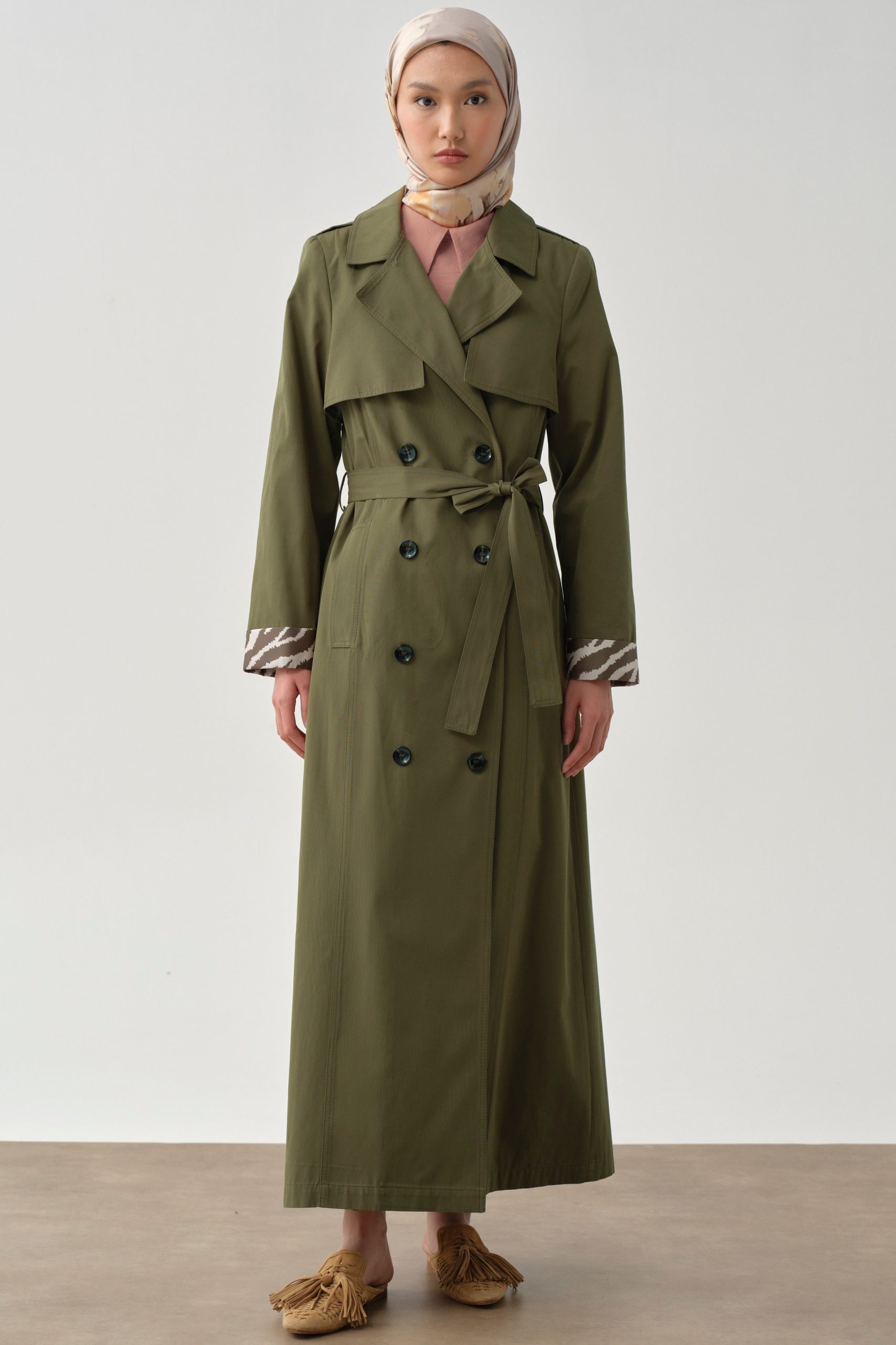ruzgarlik-detayli-kruvaze-trenckot-haki-95549.jpg