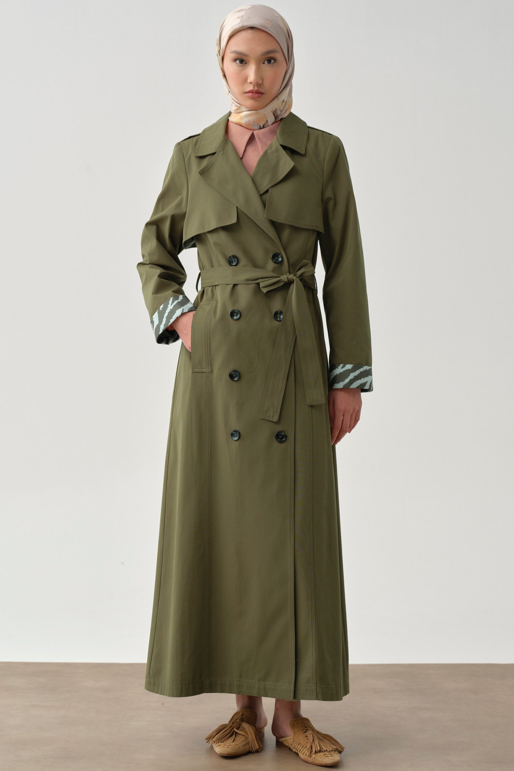 ruzgarlik-detayli-kruvaze-trenckot-haki-95550.jpg