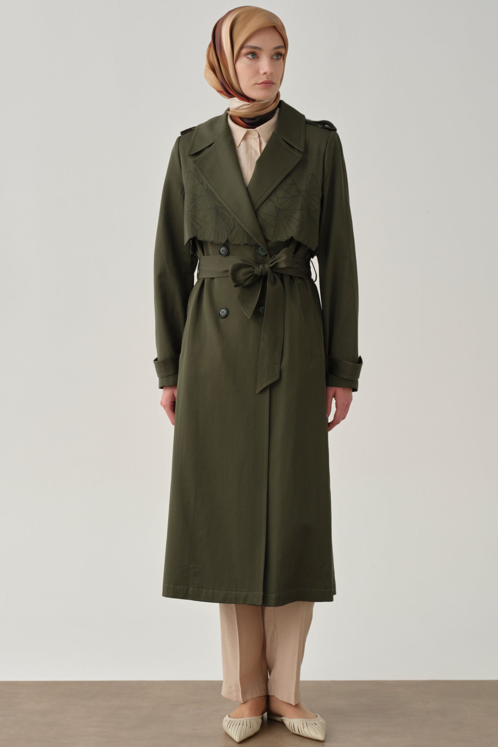 ruzgarlik-nakis-detayli-trenckot-haki-98310.jpg