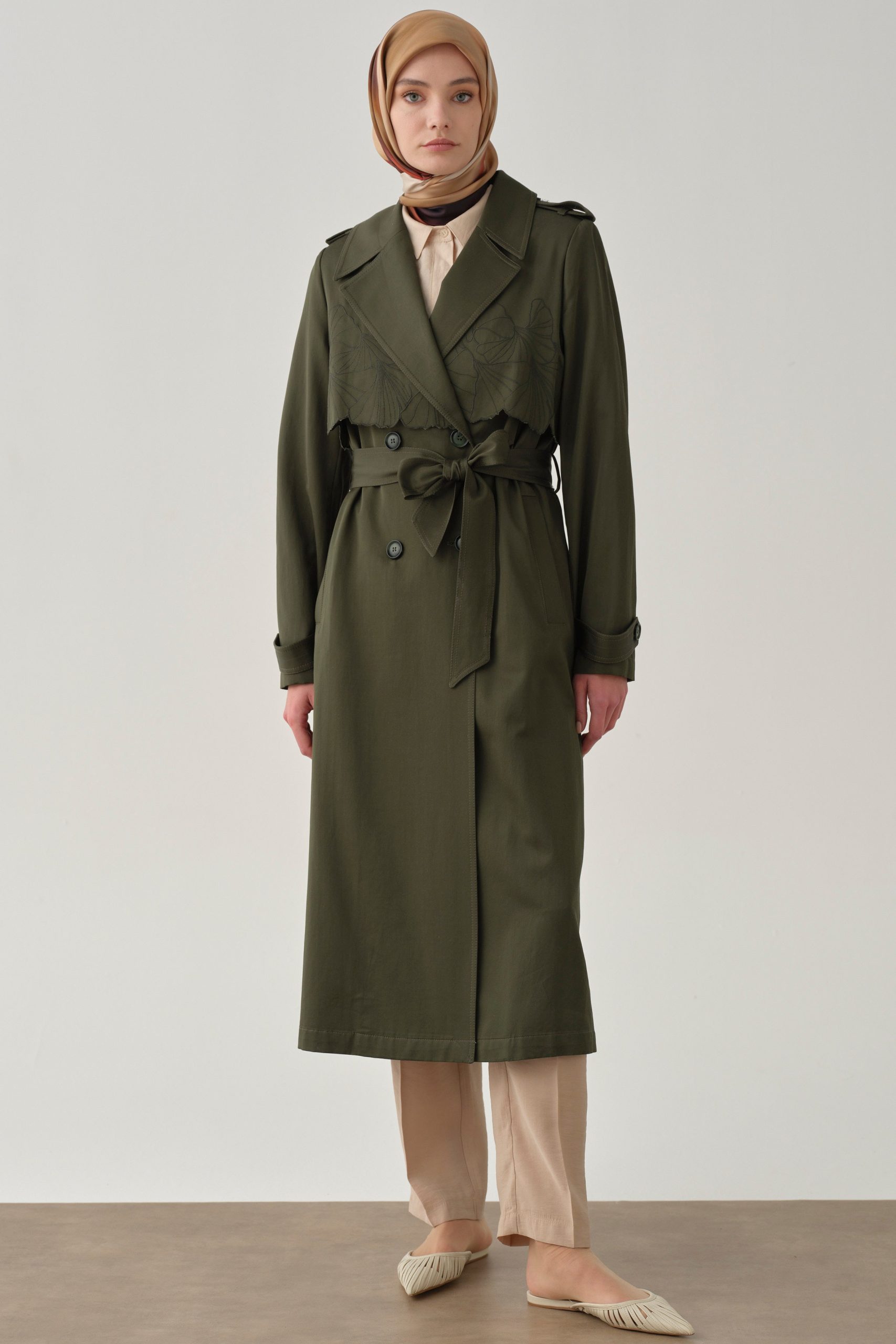 ruzgarlik-nakis-detayli-trenckot-haki-98311.jpg