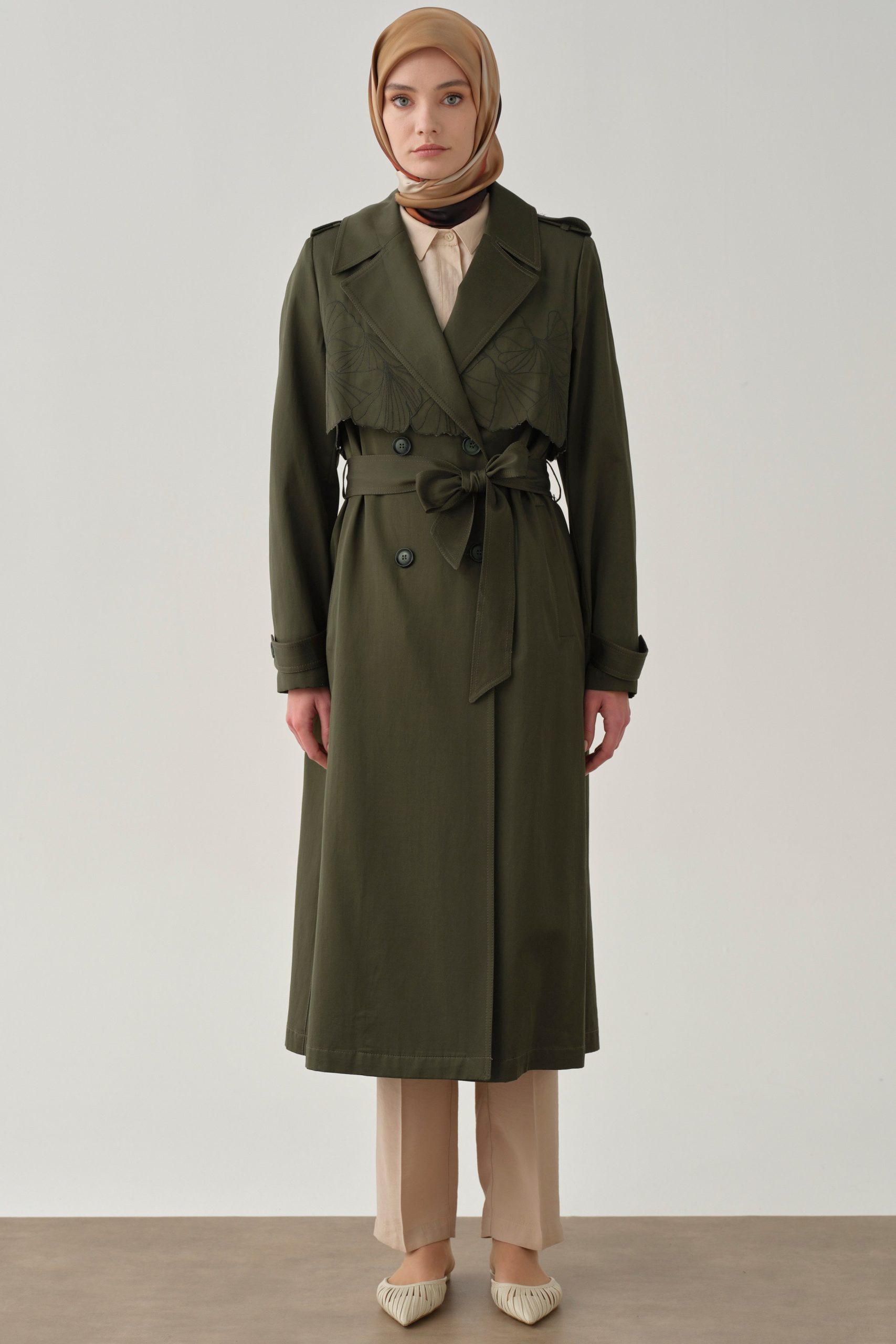 ruzgarlik-nakis-detayli-trenckot-haki-98312.jpg