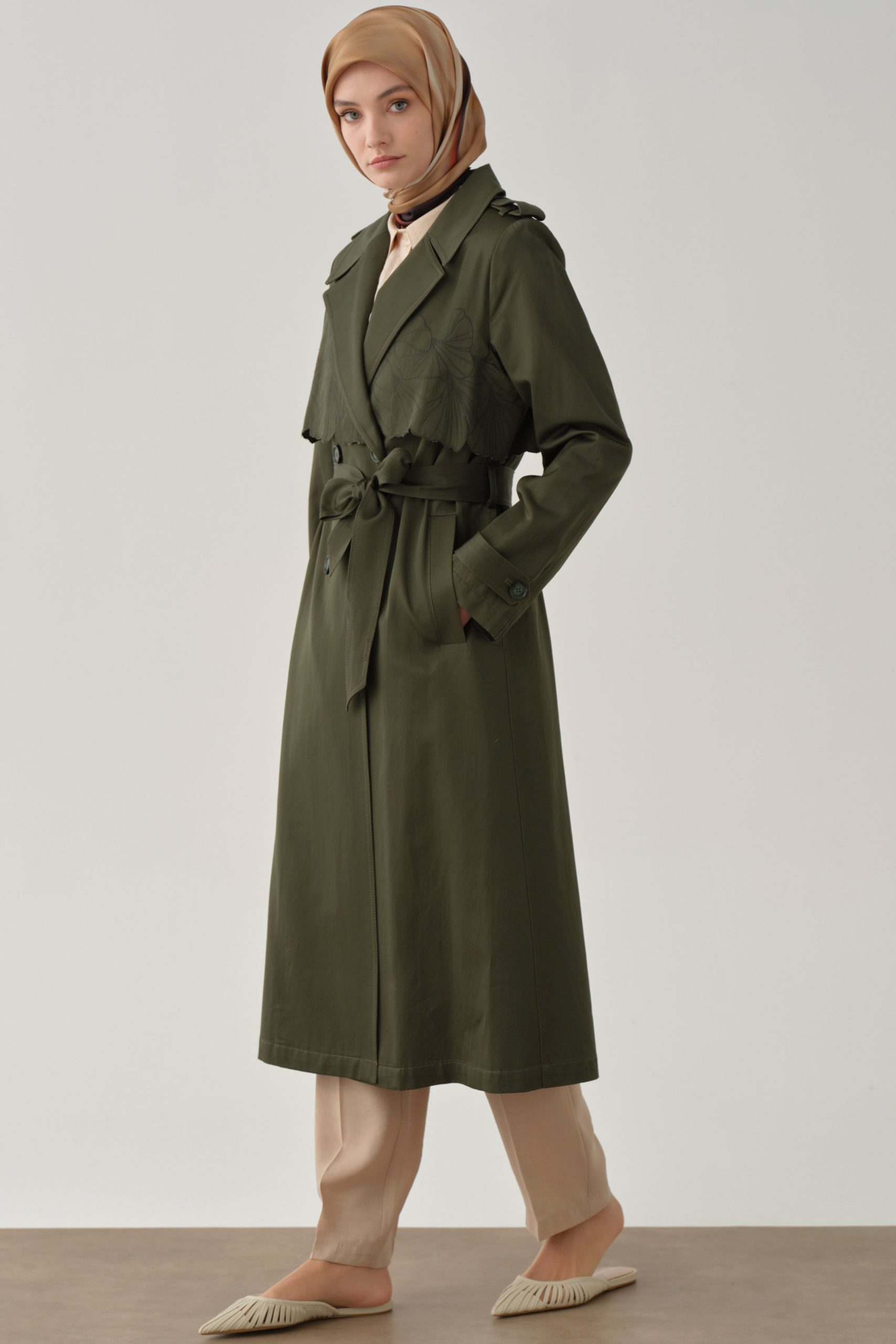 ruzgarlik-nakis-detayli-trenckot-haki-98313.jpg