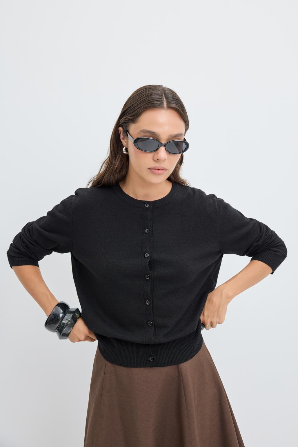 yuvarlak-yaka-dugmeli-triko-hirka-siyah-17307.jpg